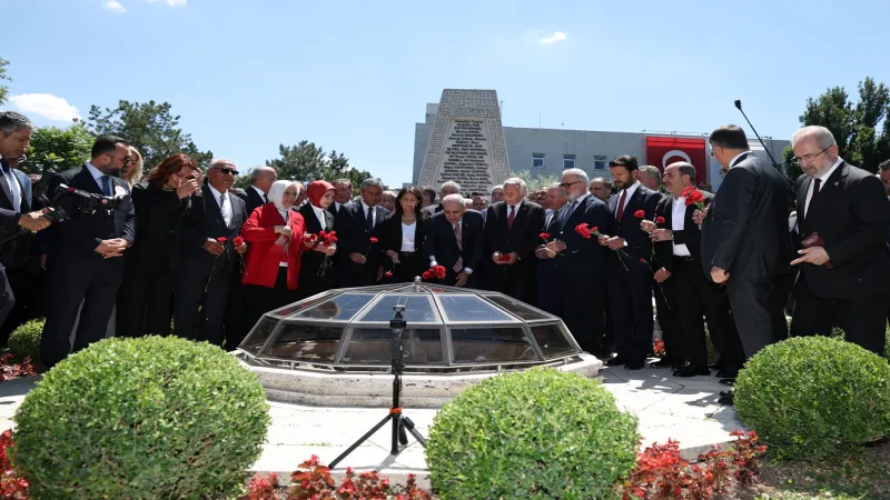 15 Temmuz'da TBMM'de ilk bombanın düştüğü alana karanfil bırakıldı